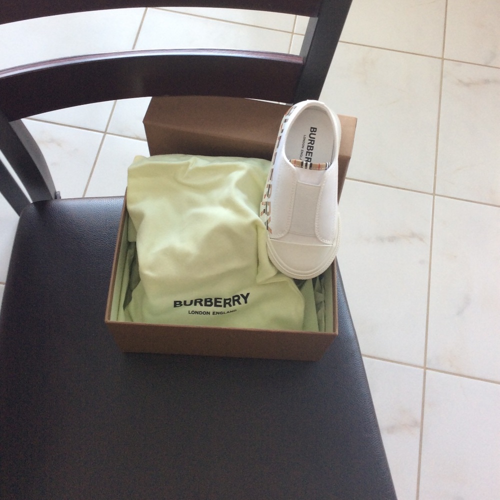 BURBERRY boys running shoes